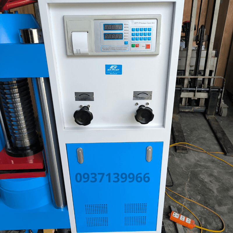 may-nen-mau-be-tong-3000kN-4 Máy nén mẫu bê tông 3000kN
